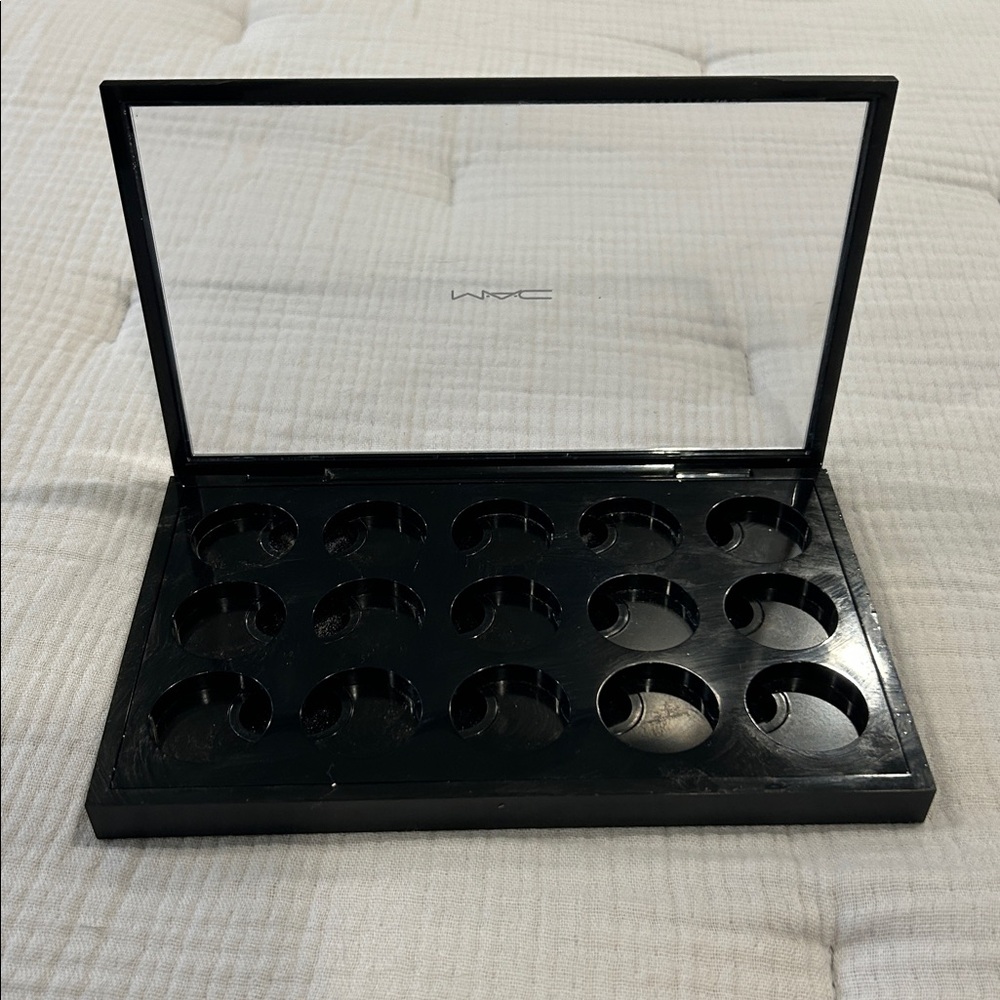 MAC Cosmetics Empty Magnetic Eyeshadow Palette Case - Black - Picture 5 of 6